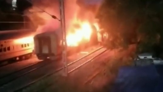 મદુરાઈ રેલવે સ્ટેશન પાસે મોટી ટ્રેન દુર્ઘટના, ટ્રેનમાં આગ લાગતા 9 લોકોના મોત અને 20 ઈજાગ્રસ્તોને સારવાર અર્થે હોસ્પિટલમાં ખસેડાયા